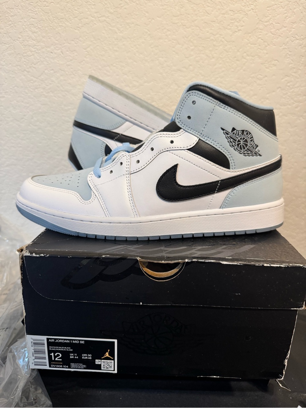 Nike Air Jordan 1 Mid - White / Light Blue / Black
